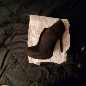 Black suede skillets pump